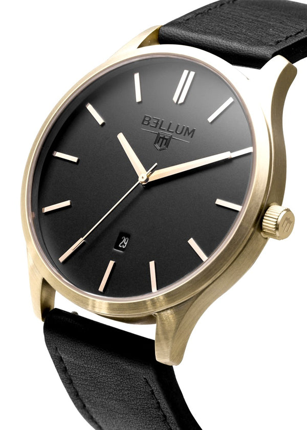 Reloj para hombre marca Bellum, color oro amarillo 14k en acabado cepillado con dial negro mate y correa de cuero negro. Vista semi-lateral.