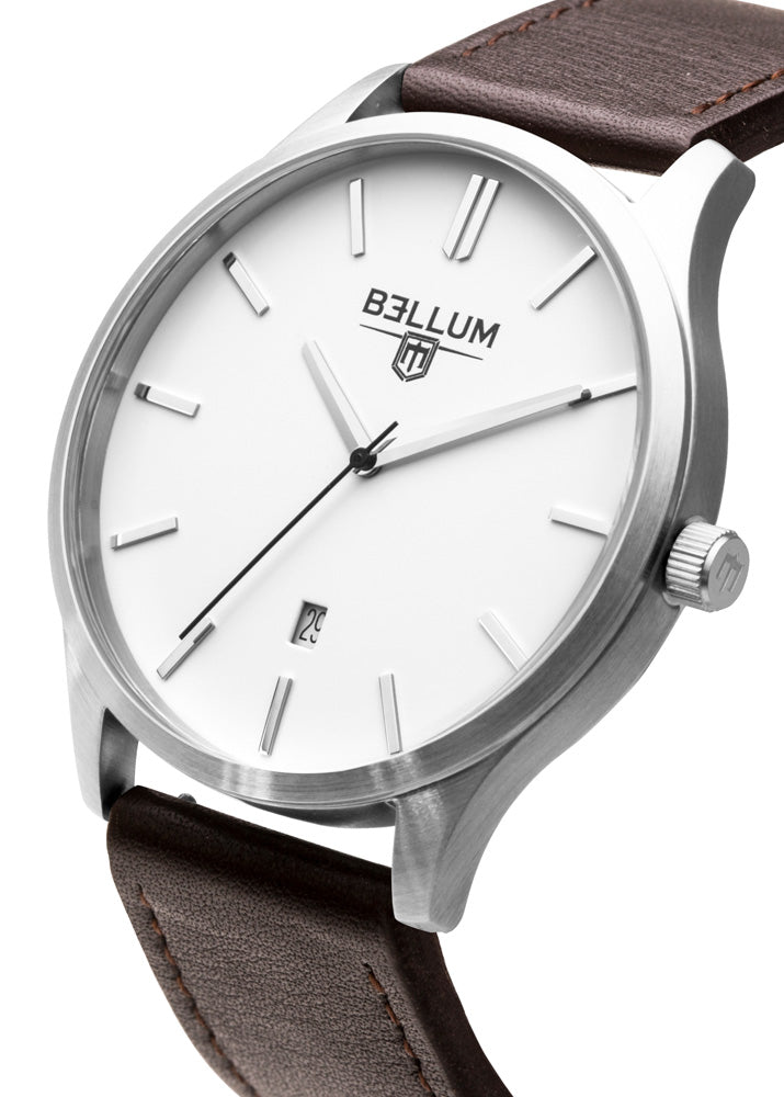 Reloj para hombre marca Bellum, color plata con dial blanco y correa de cuero marrón. Vista semi-lateral.