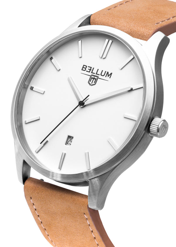 Reloj para hombre marca Bellum, color plata con dial blanco y correa de cuero camel. Vista semi-lateral.
