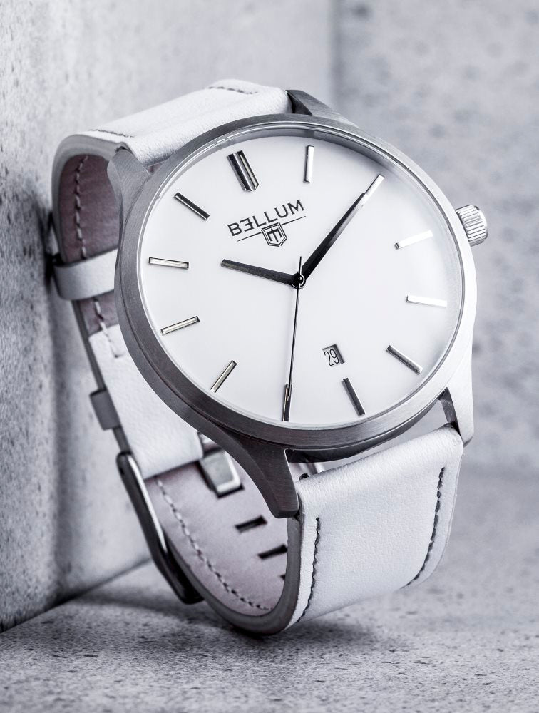 Reloj para hombre marca Bellum, color plata con dial blanco y correa de cuero camel. Vista semi-lateral en bodegón.