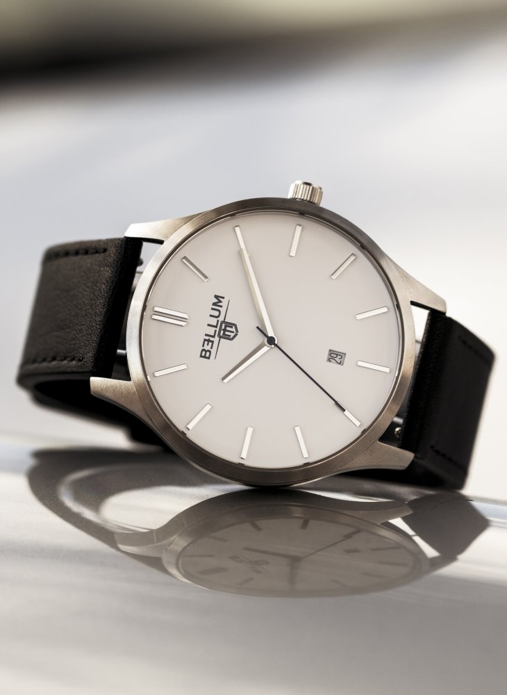 Reloj para hombre marca Bellum, color plata con dial blanco y correa de cuero negra. Imagen de alta calidad con reflejo sobre coche plateado.