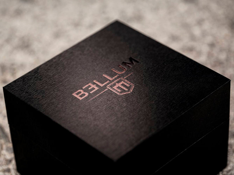 Caja packaging de lujo edición limitada Bellum. Madera negra con logotipo grabado negro brillo. Vista superior de la caja cerrada.