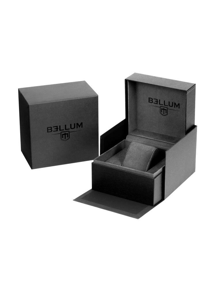 Caja packaging de lujo edición limitada Bellum. Vista abierta semi-lateral. Terciopelo gris y madera negra con logotipo grabado en interior y exterior.