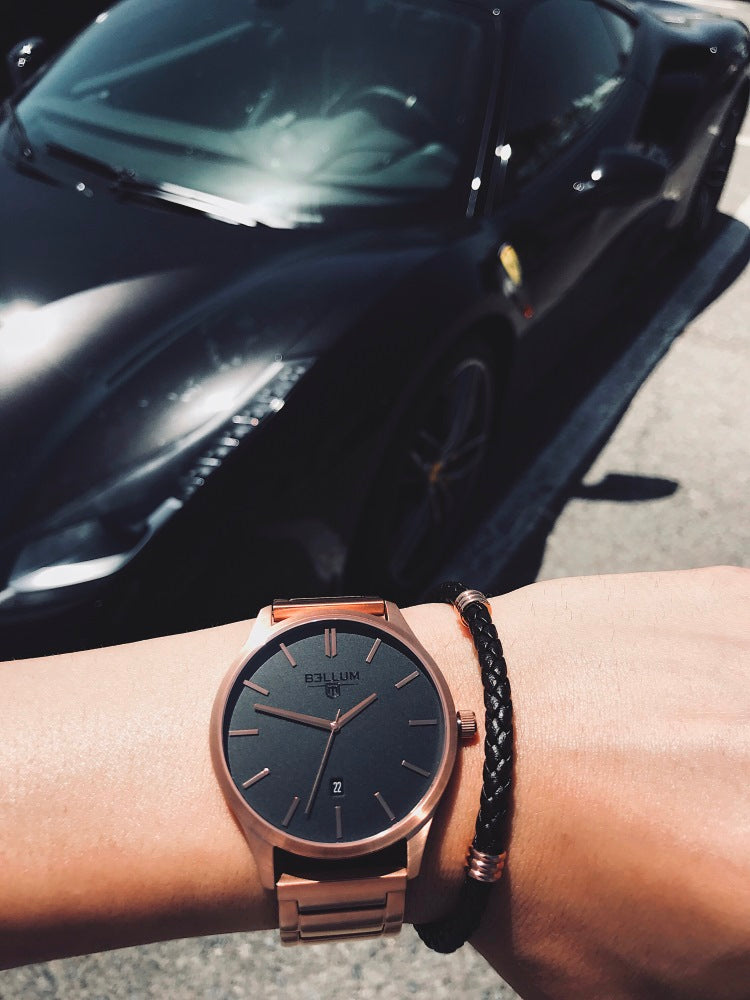 Reloj y brazalete BELLUM en oro rosa con cuero marrón trenzado y Ferrari 488 negro de fondo